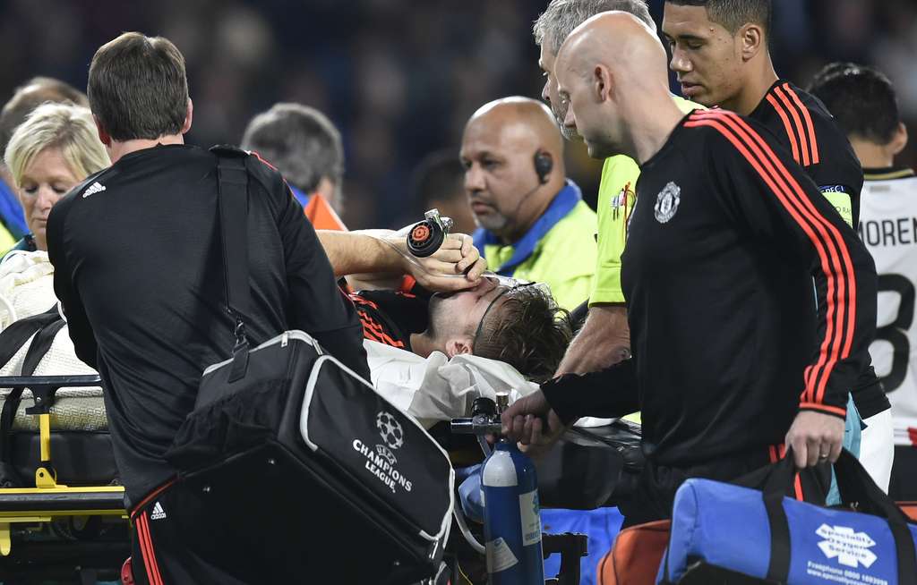 Lateral no Manchester United fratura perna direita durante partida contra o PSV pela Liga dos Campeões - AFP PHOTO / JOHN THYS